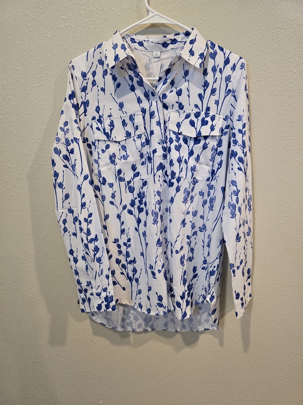 Women's White & Blue Floral Button-Up Blouse